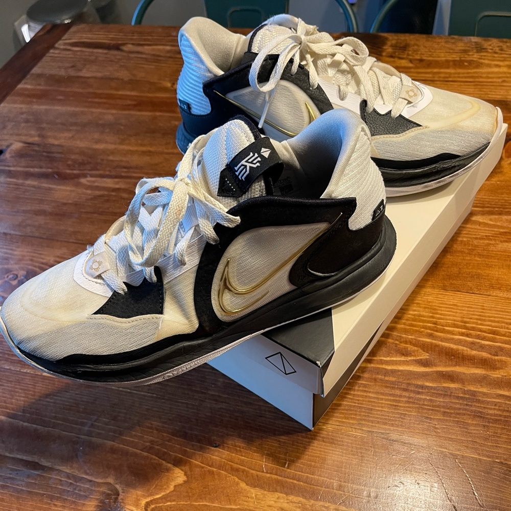 Kyrie Low 5 Basketball Sneakers